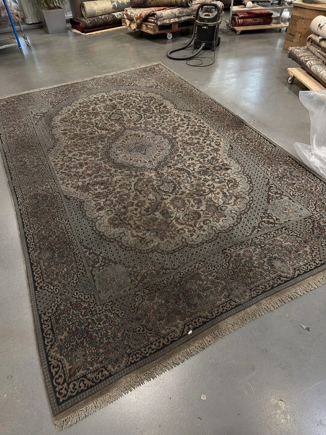 Handgeknüpfter Perserteppich mit grauem Schleier – vorher
