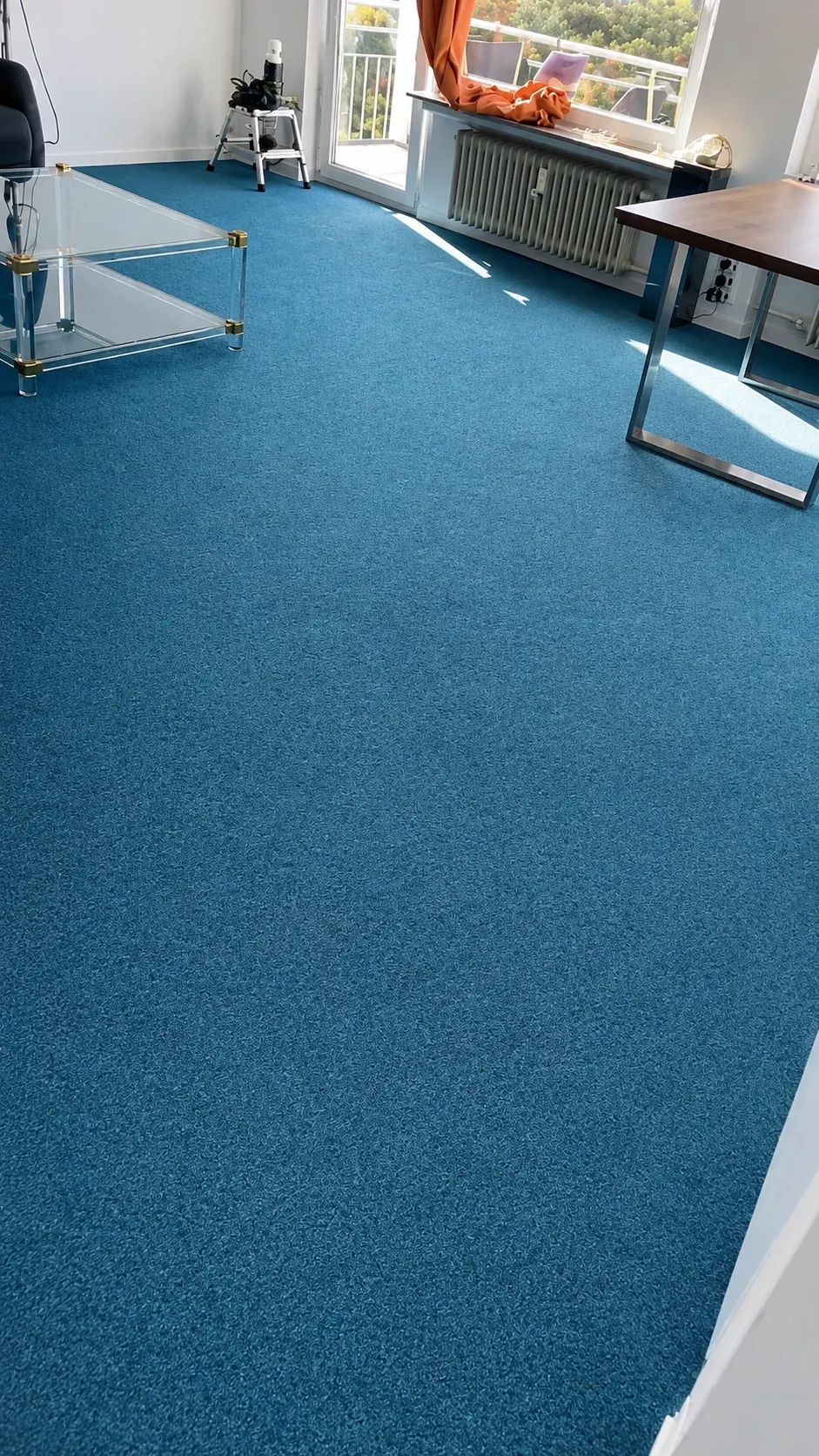 Blauer Objekt-Teppichboden nach der Sprühextraktion – kräftiger Blauton zurück