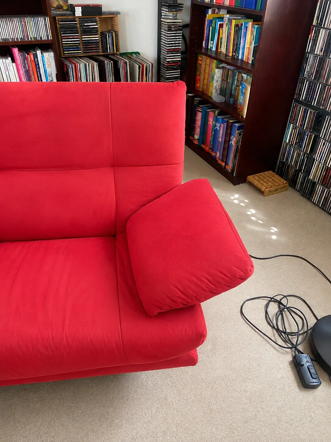 Rotes Mikrofaser-Sofa – nach der Polsterreinigung