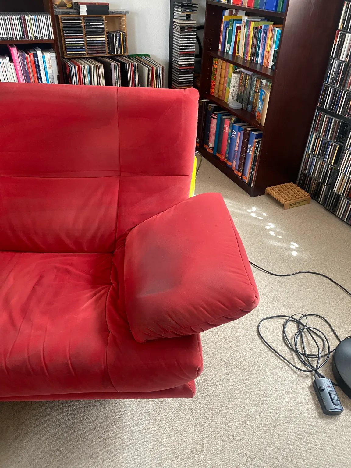 Rotes Mikrofaser-Sofa – vor der Polsterreinigung