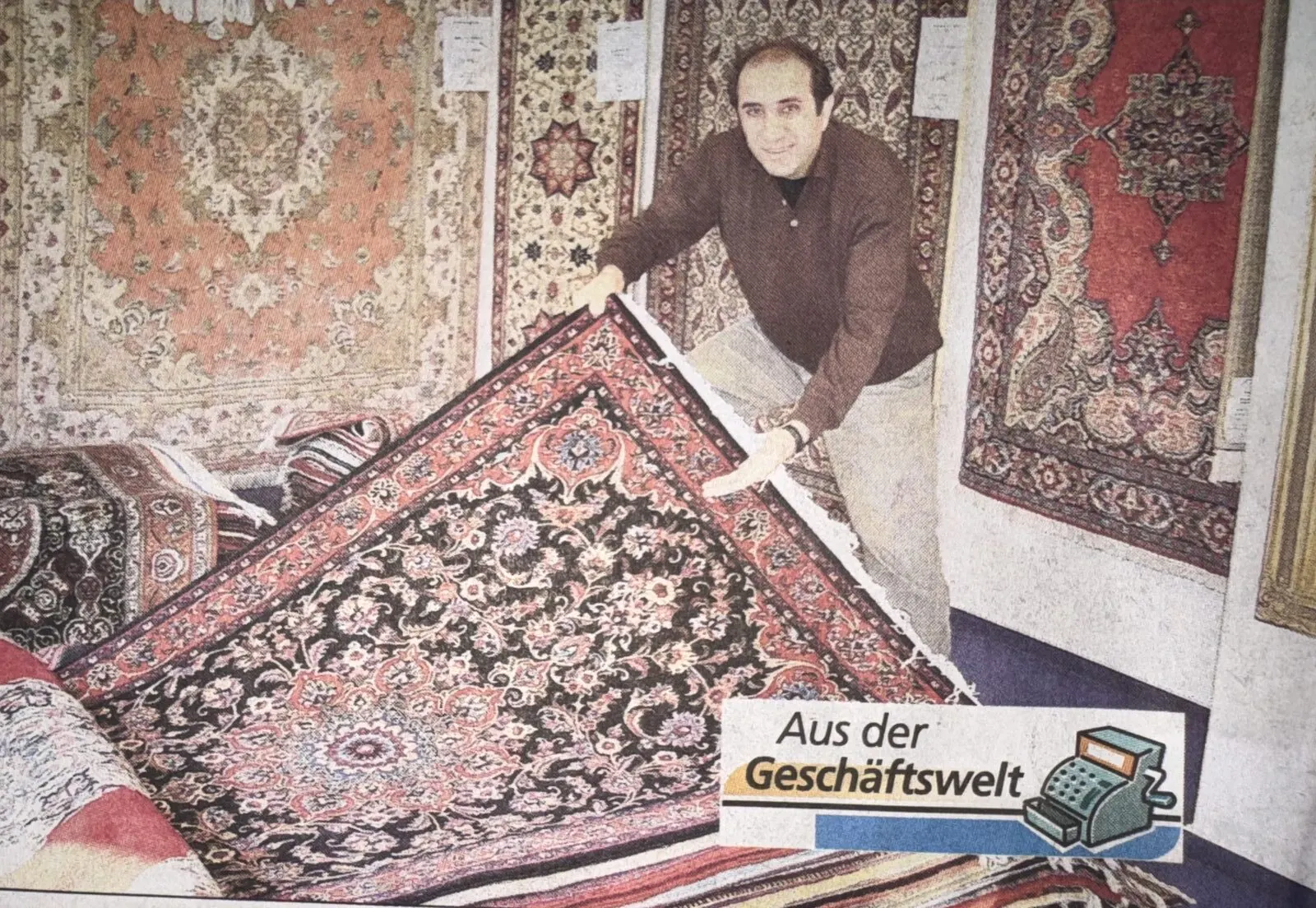 Moshen Abbasi mit einem persischen Teppich im Ausstellungsraum